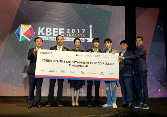 지난 4일 인도네시아 자카르타에서 진행한 '2017년 자카르타 한류박람회' 개막식에서 이태식 대한무역투자진흥공사(코트라) 부사장(왼쪽부터), 이완신 롯데홈쇼핑 대표, 배우 송지효 씨, 가수 동해 씨, 이특 씨, 박덕렬 산업통상자원부 무역진흥과장 등이 기념촬영을 하고 있다. <롯데홈쇼핑 제공>